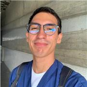 Profesor de histología imparte clases a estudiantes de medicina y enfermería, o en período pre universitario